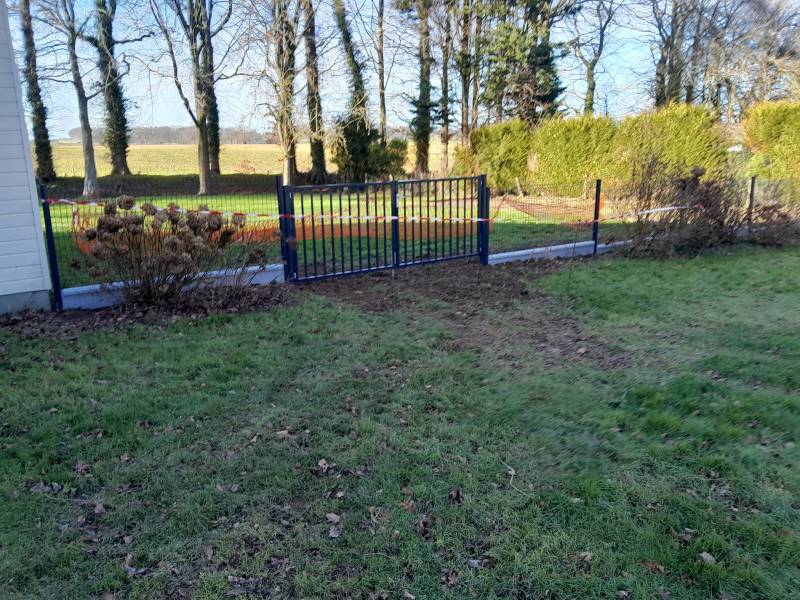 Pose d'une clôture en treillis avec plaque de soubassement et pose d'un portail proche de Bolbec